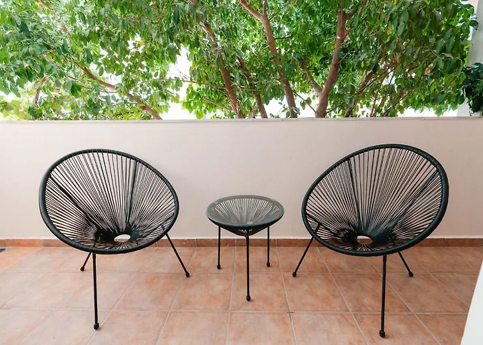 Phaedrus Living: Cozy Flat Koukaki