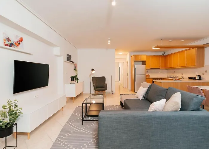 Phaedrus Living: Cozy Flat Koukaki