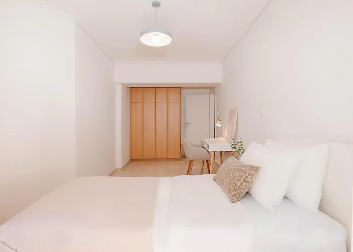 Phaedrus Living: Cozy Flat Koukaki